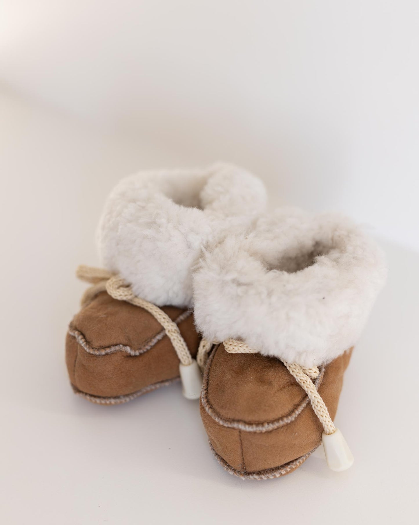 maly moccasin in camel/white
